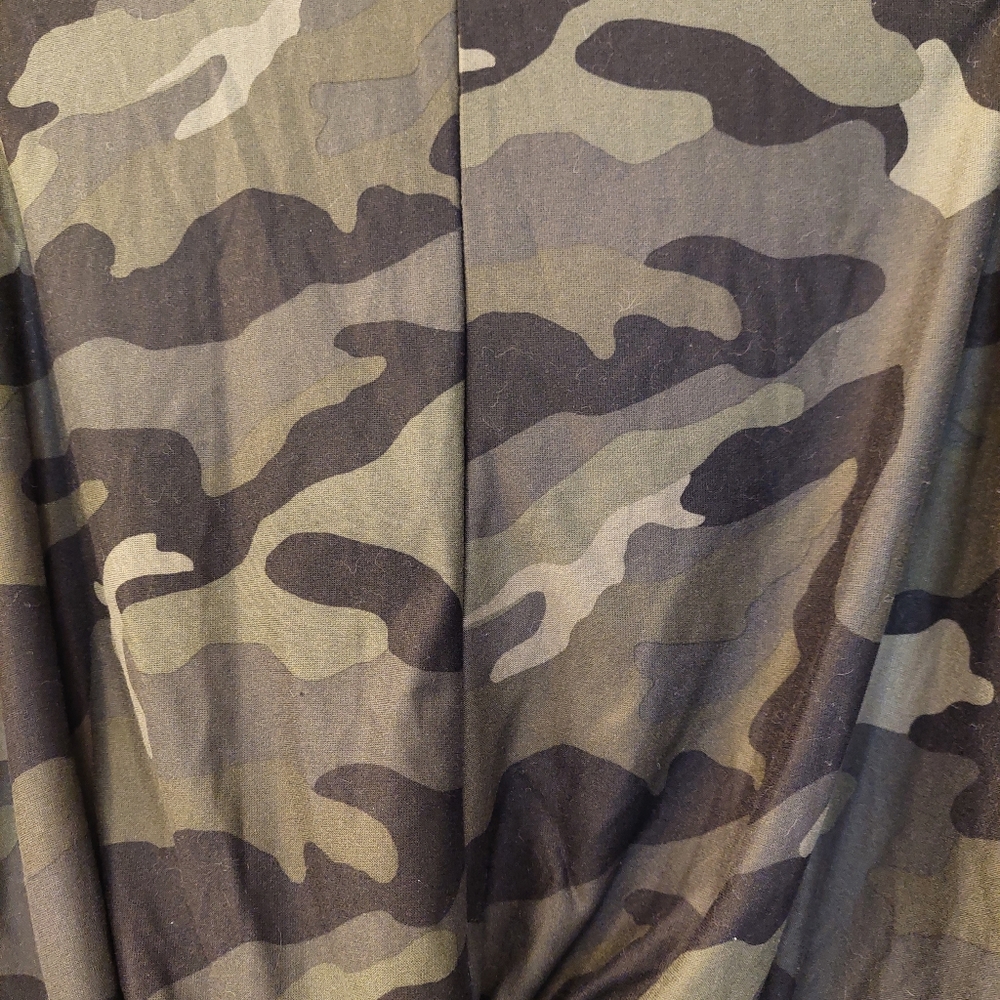 old navy Twist Front Cropped Long Sleeve Top - Camo - Picture 2 of 5